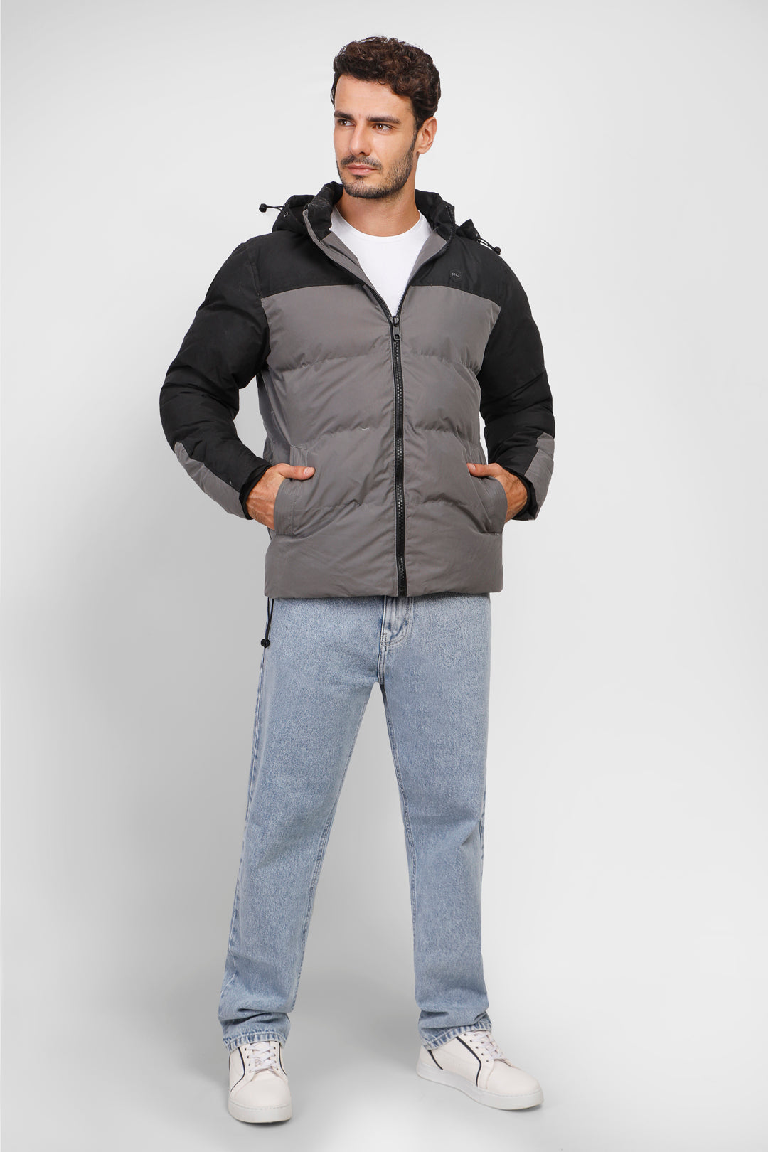 grey-puffer-jacket-men-winter-outfit